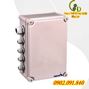 hộp điện nhựa 28x19 hay còn được gọi là tủ điện nhựa chống thấm nước là dụng cụ chuyên dụng để đấu nối điện ngoài trời với tác dụng bảo vệ các thiết bị điện bên trong